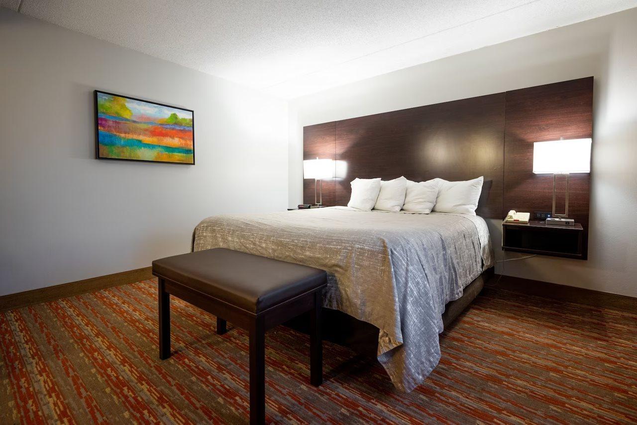Endeavor Inn & Suites, Trademark Collection By Wyndham Topeka Eksteriør billede
