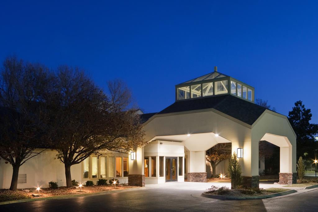 Endeavor Inn & Suites, Trademark Collection By Wyndham Topeka Eksteriør billede