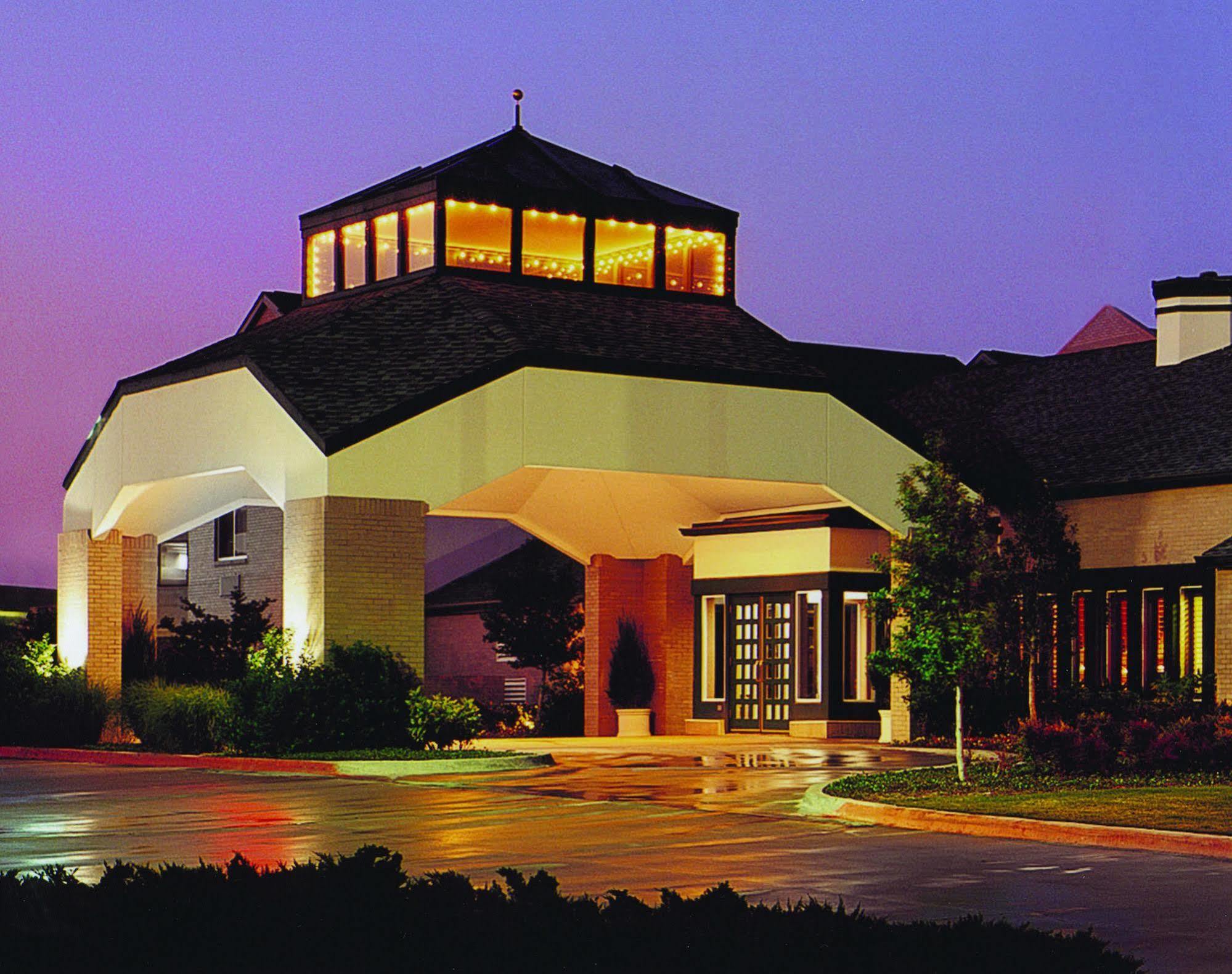 Endeavor Inn & Suites, Trademark Collection By Wyndham Topeka Eksteriør billede